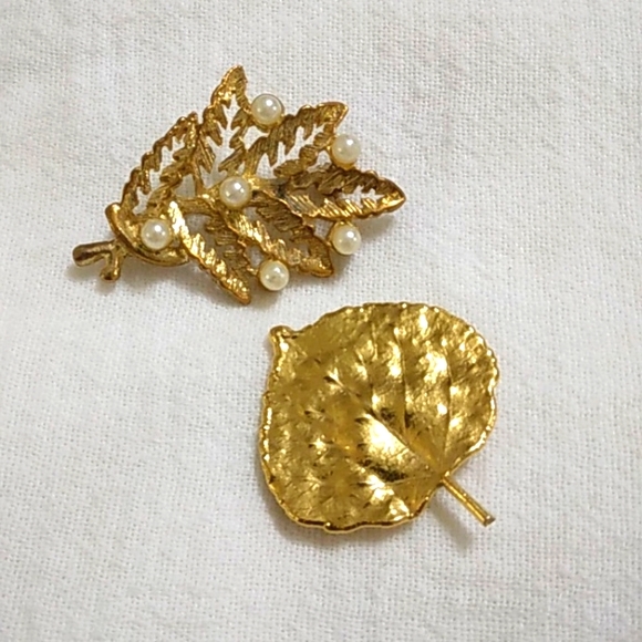 Jewelry - Vintage gold tone leaf brooch set of 2